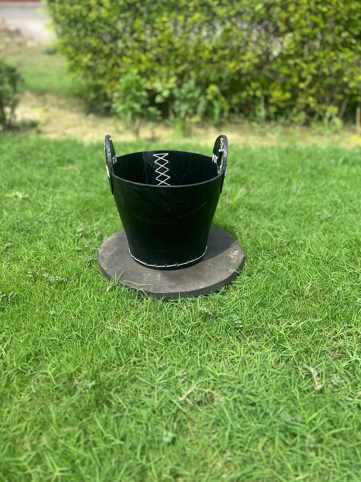 Round handle planter