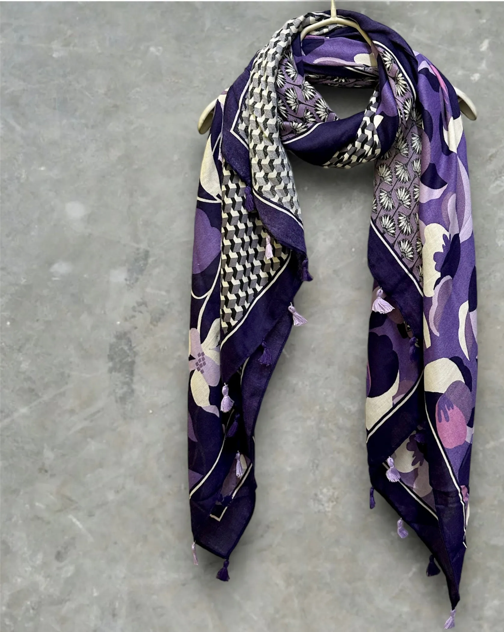 Versatile Purple Cotton Scarf with Seamless Flowers Pattern and Tassels – Ideal for Gifting to Her or Mom, Suitable for All Year-Round