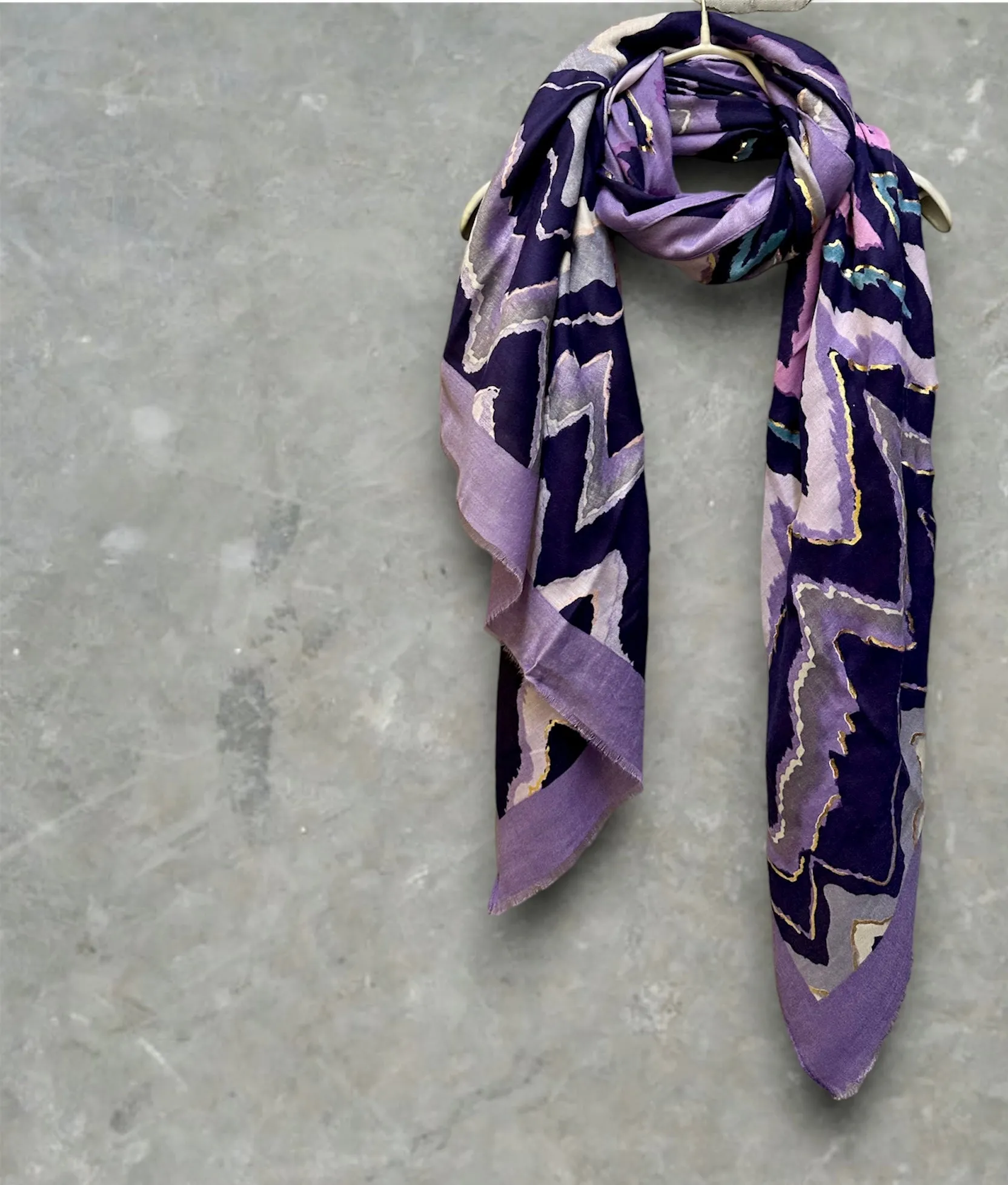 Versatile Purple Cotton Scarf with Seamless Flowers Pattern and Tassels – Ideal for Gifting to Her or Mom, Suitable for All Year-Round