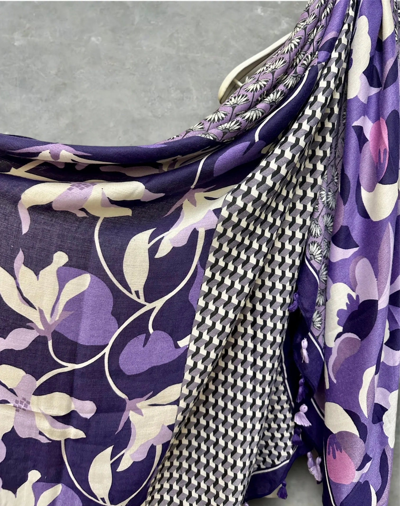 Versatile Purple Cotton Scarf with Seamless Flowers Pattern and Tassels – Ideal for Gifting to Her or Mom, Suitable for All Year-Round