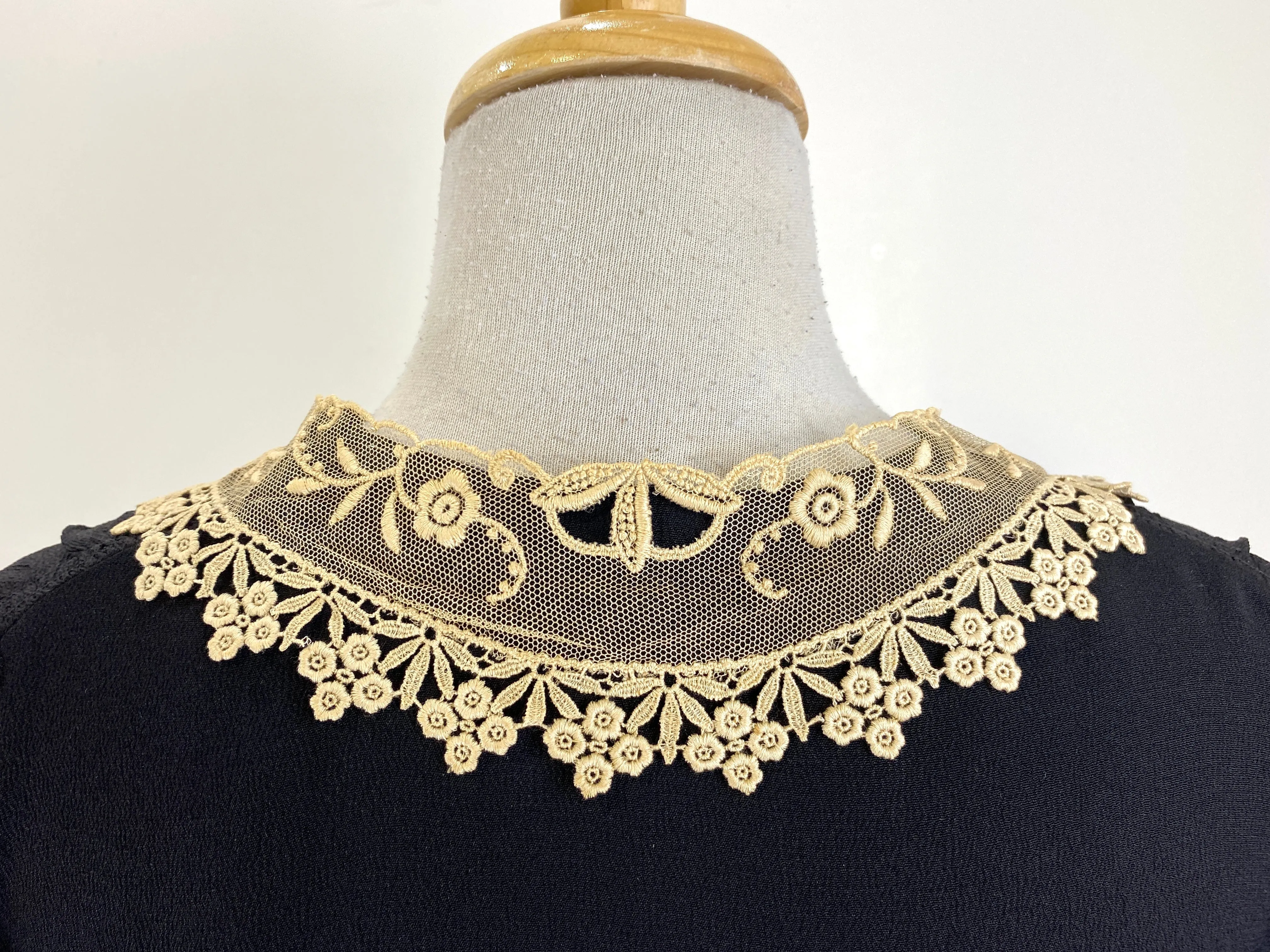 Vintage 1930s Beige Embroidered Tulle Collar