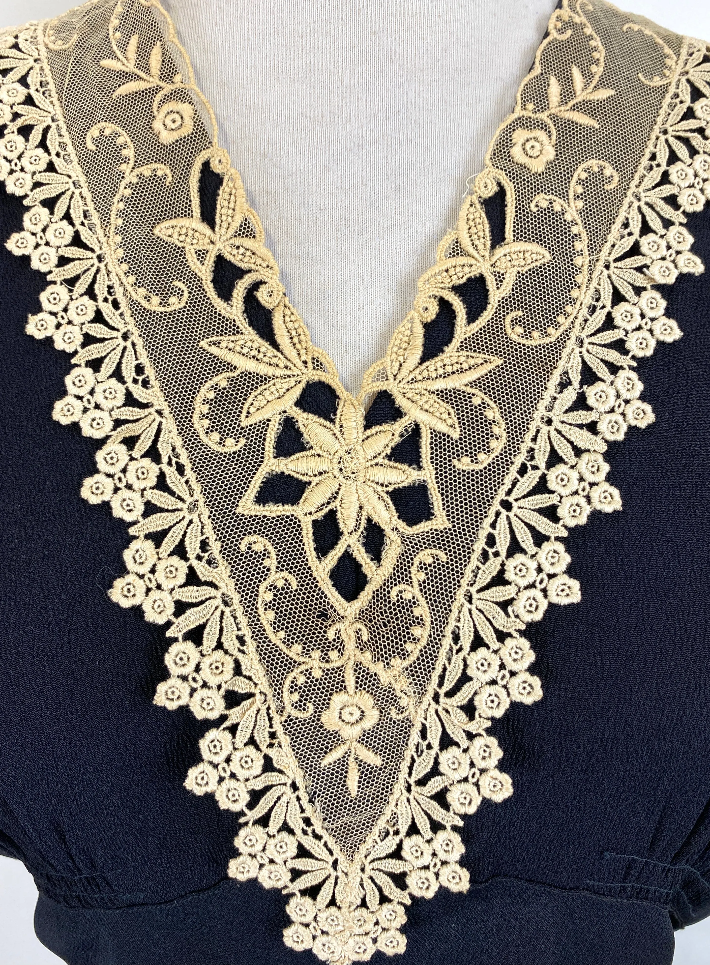 Vintage 1930s Beige Embroidered Tulle Collar